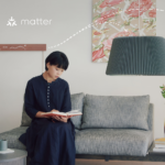 Le contrôleur en bois mui Board relie les équipements Matter dans un intérieur calme et connecté