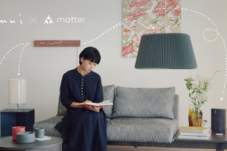 Le contrôleur en bois mui Board relie les équipements Matter dans un intérieur calme et connecté