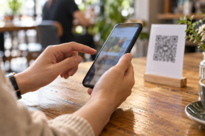 Illustration : une personne examine son téléphone devant un support à code carré.