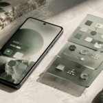 Illustration conceptuelle générée : un smartphone et des couches transparentes représentant ses composants logiciels.