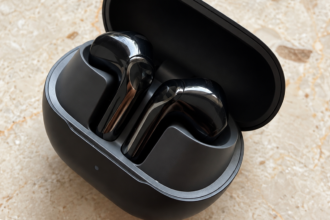 Illustration éditoriale pour SoundPEATS Air6 HS : unboxing et test, le confort avant la démonstration audiophile